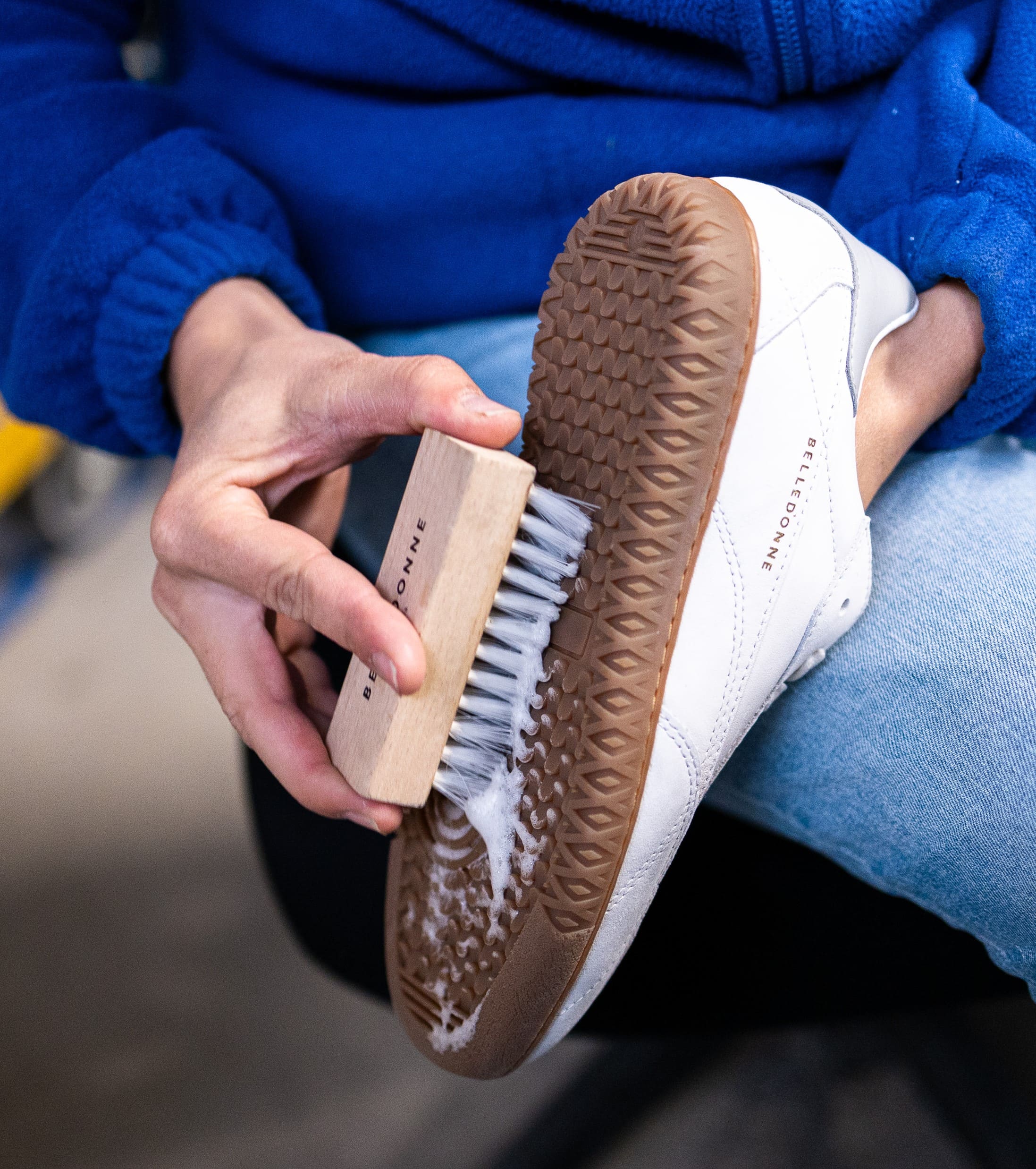 Reconditionnement d'une sneaker retournée : nettoyage de la semelle en entrepôt Acolyt
